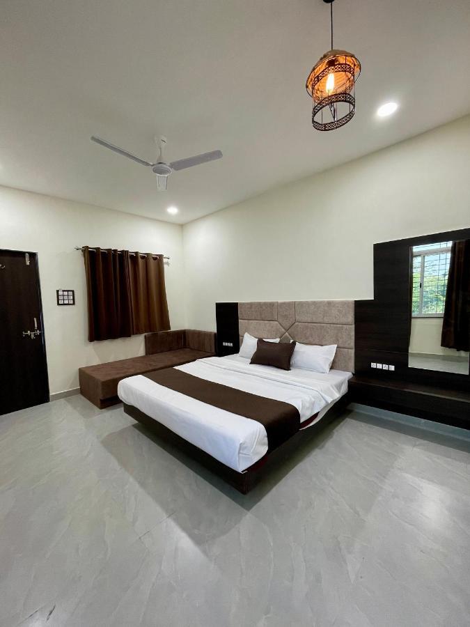 Tekri Farms And Retreat Hotel Ujjain Buitenkant foto